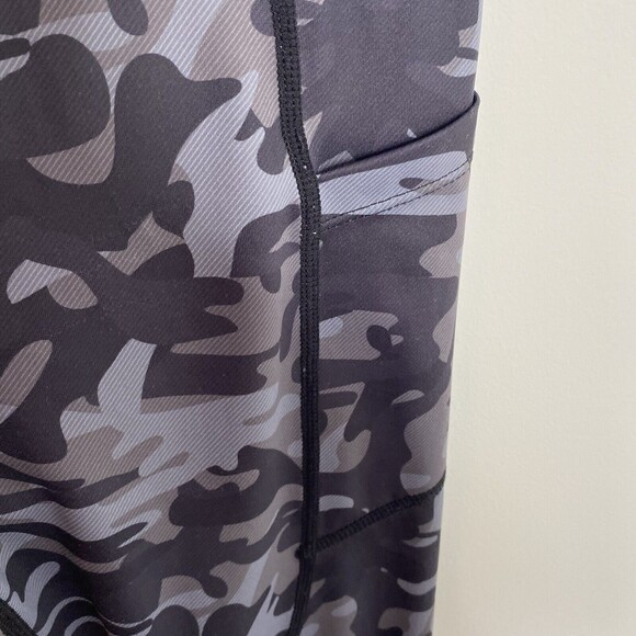 Zyia Active Black and gray Camo crop leggings Size 2 - Picture 3 of 6